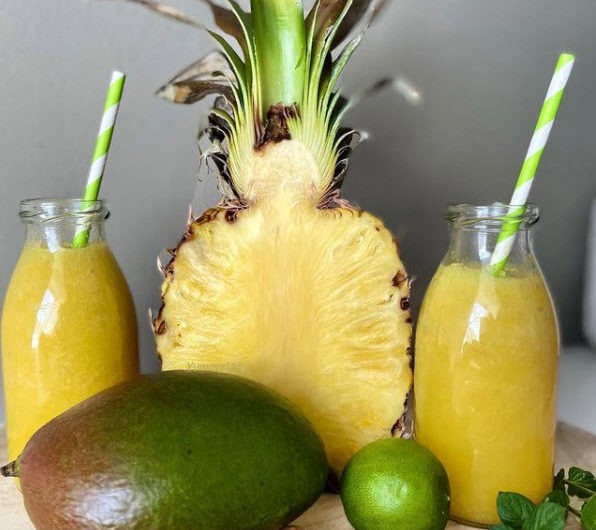 Ananas-Mango-Smoothie mit Kurkuma