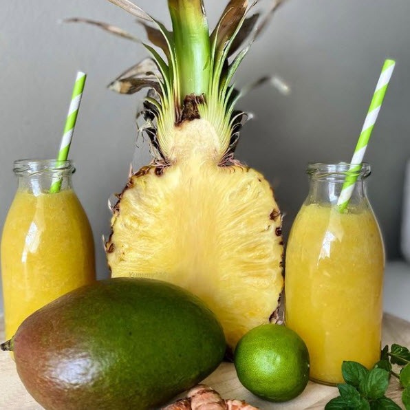 Ananas-Mango-Smoothie mit Kurkuma