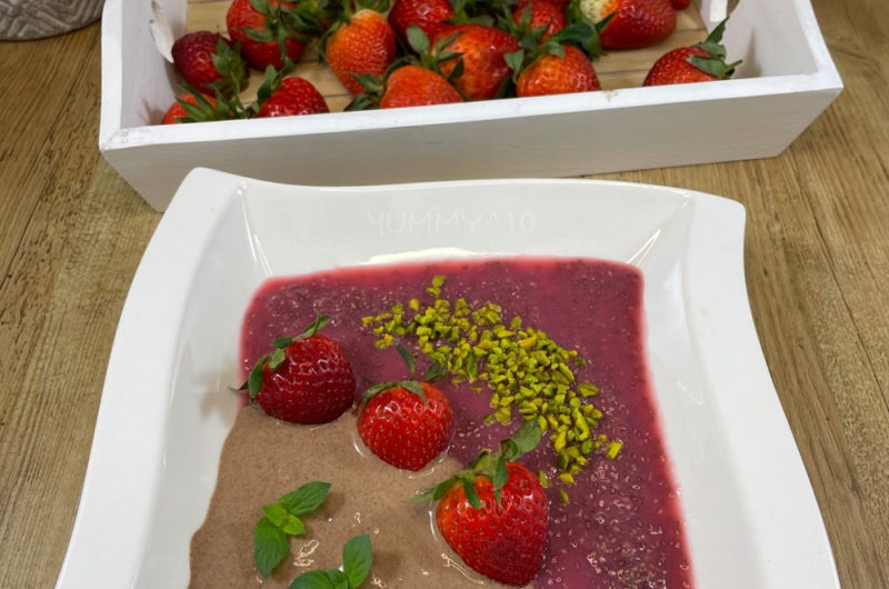 Erdbeer-Chia-Pudding mit veganer Schoko-Joghurtcreme