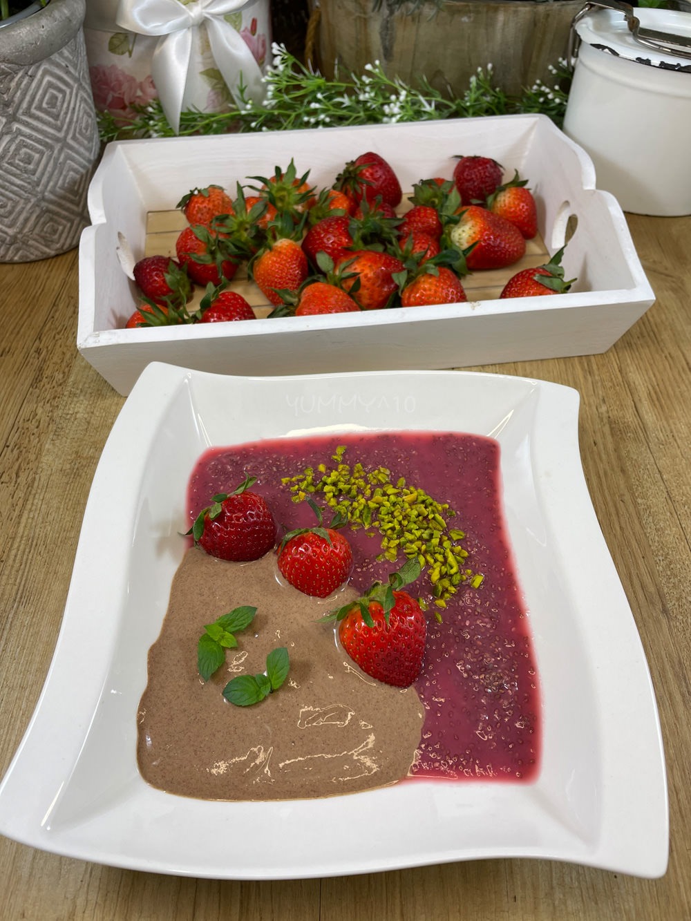 Erdbeer-Chia-Pudding mit veganer Schoko-Joghurtcreme
