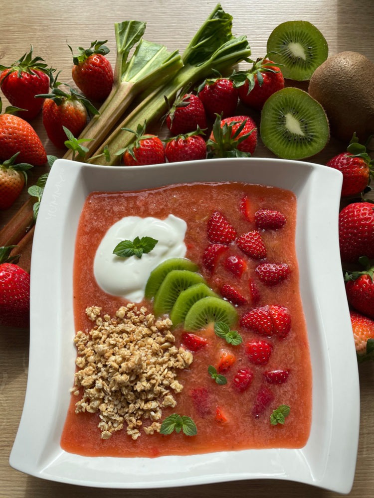 Erdbeer-Rhabarber-Grütze-Bowl - yummyhochzehn.de