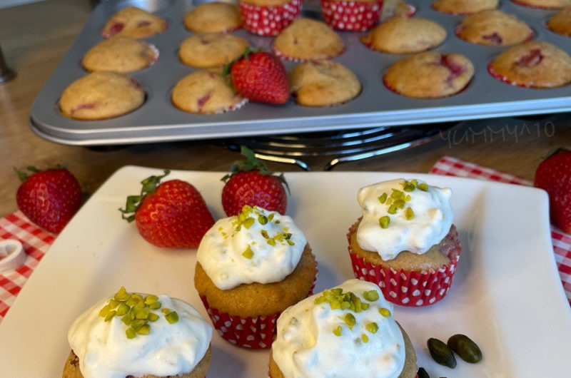 Erdbeer-Muffins mit Pistazien-Sahne