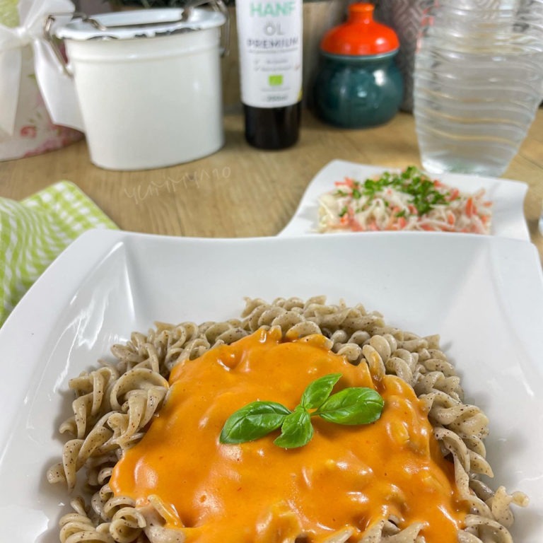 Stangensellerie-Salat mit Apfel und Weintrauben - yummyhochzehn.de