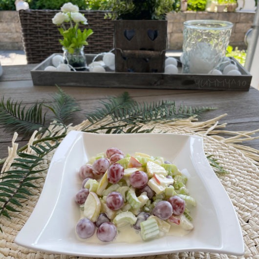 Stangensellerie-Salat mit Apfel und Weintrauben - yummyhochzehn.de