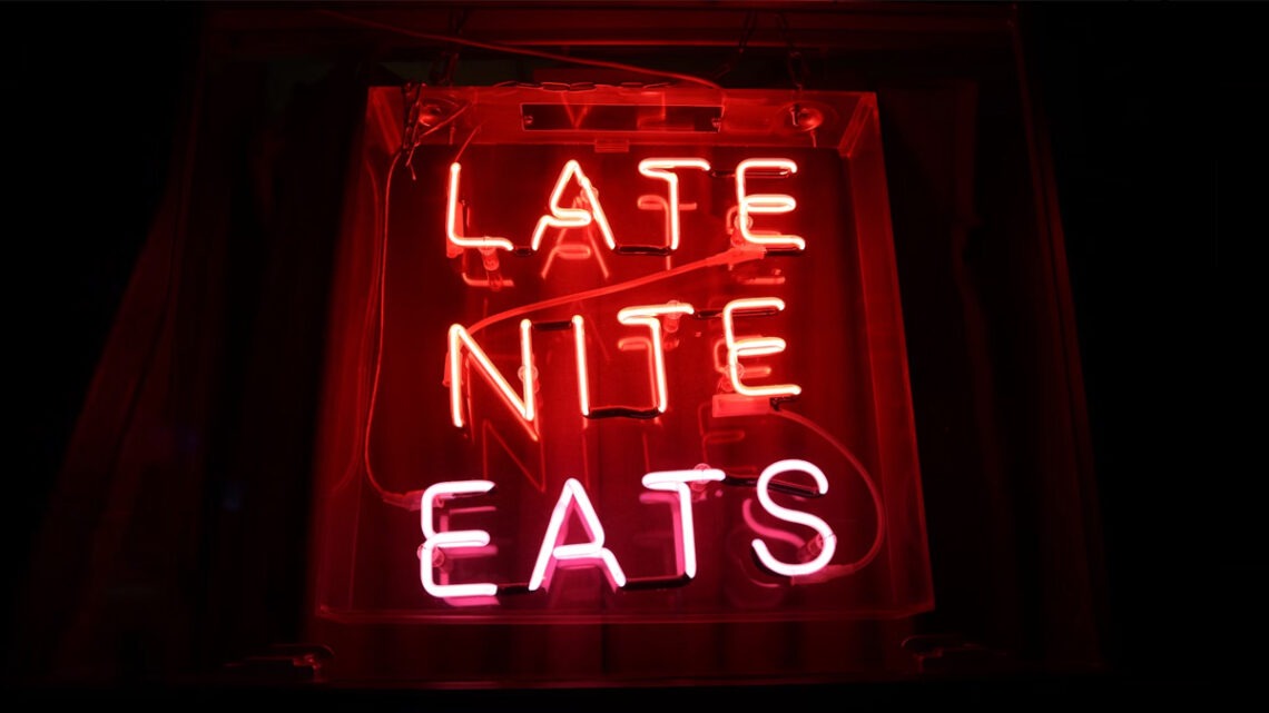 Wir gehen der Frage nach: Macht spät essen wirklich dick?, Foto: Call Me Fred / Unsplash